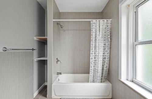 Pittsburgh House | Oakland/University @H Bright and Stylish Private Bedroom with Shared Bathroom