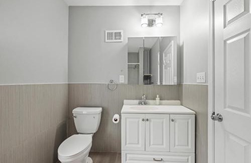 Pittsburgh House | Oakland/University @H Bright and Stylish Private Bedroom with Shared Bathroom