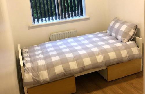 Horsell Apartment | Oaklawn Apartment - Sleeps 4 Parking & Garden