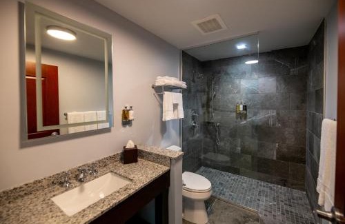Darien Hotel | Oaks on the River