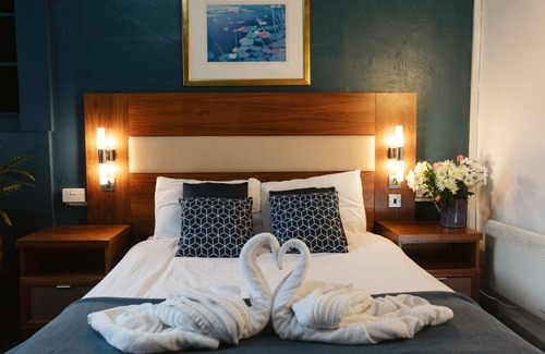 Paisley Bed & Breakfast | Oakshaw Guesthouse - Cozy Double Room in a Central Location. R12