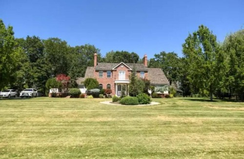 Yakima House | Oakshire Guest House - Jacuzzi + Incredible Views!
