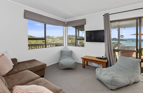 Oakura House | Oakura Oasis - Oakura Bay Holiday Home