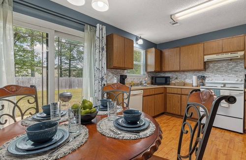Jonesboro House | Oaky Hideaway - 3Bd 1.5Ba, Highspeed WiFi, Fenced yard, Southside complex close!
