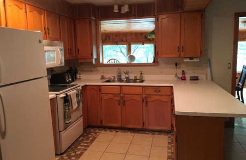 Central Frontenac Cottage | Oasis on relaxing private lake - perfect for swimming