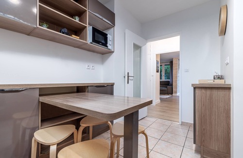 Villejuif Apartment | Oasis Urbaine for 8 Near Paris