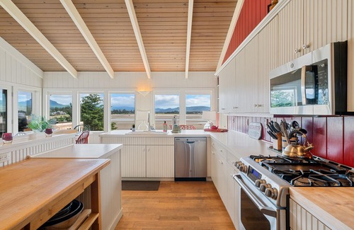 Gearhart House | OB:}Ocean/River&MtViews~Hot-Tub ~Kayaks~FirePit~Ping-Pong~Foosball~Bikes~DogsOk~