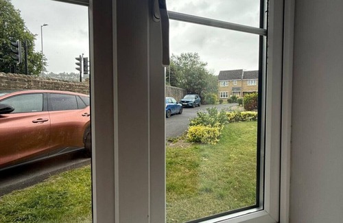 Bingley Apartment | Oberon`s Rest - Spacious 2 Bed Home perfect for Contractors & Families near Shipley, Bradford