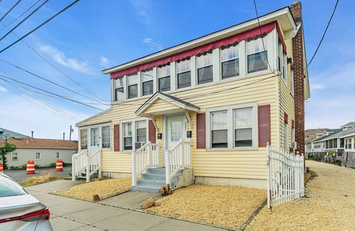 Point Pleasant Beach House | OCE222L | 1st Flr 2BR 1 ba Unit, on site parking, beachside location! by Shore Points Vacations