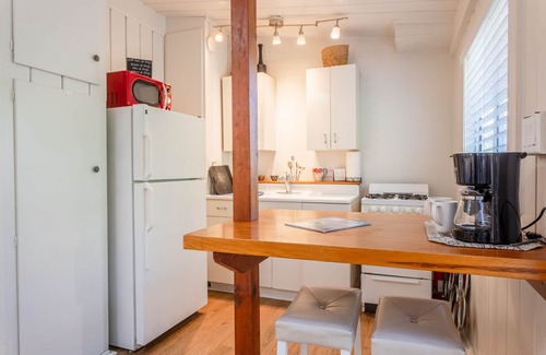 Ocean Beach Apartment | OCEAN BEACH, #1 Amore, Retro/Cozy, Studio Cottage, only 3 blocks to Beach!π