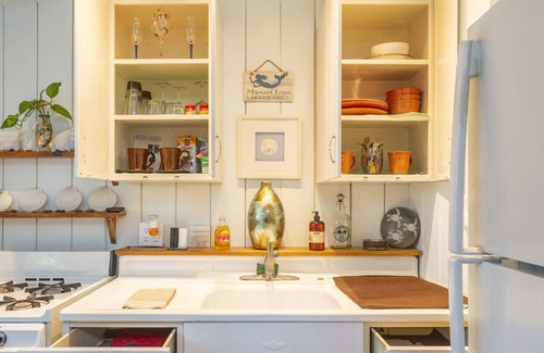 Ocean Beach Apartment | OCEAN BEACH, #7 ZEN, RETRO COTTAGE STUDIO, ONLY 3 BLOCKS TO THE BEACH π