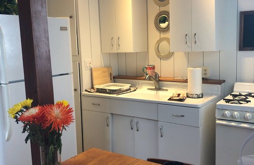 Ocean Beach Apartment | Ocean Beach, #8 Freedom, Retro Cottage/Studio, 3 Blocks to Beach enjoy! ๐