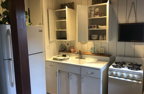 Ocean Beach Apartment | Ocean Beach, #8 Freedom, Retro Cottage/Studio, 3 Blocks to Beach enjoy! ๐