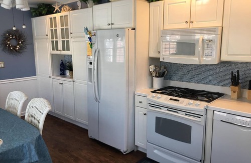 Lavallette House | Ocean Block Lavallette 10 houses from the beach 4 Bedroom Sleeps 8