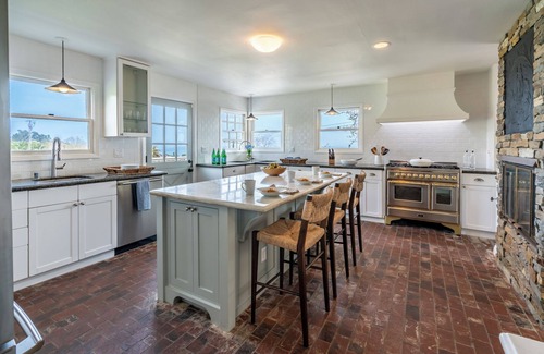 Summerland House | Ocean Breeze Abode & Bungalow - Spacious Seaside Living