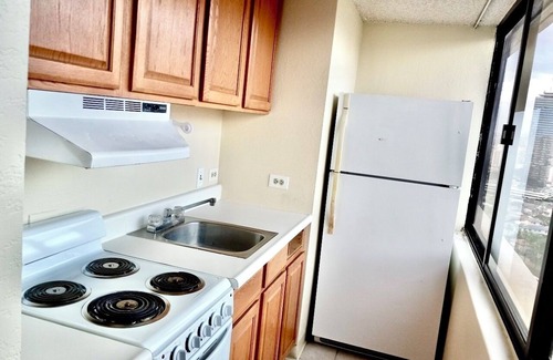 McCully - Moiliili Apartment | Ocean Canal Mountain View Family-Friendly Steps from Waikiki Beach 6person
