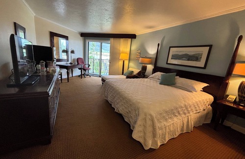 Hanamaulu Hotel | Ocean Front’s Top End Unit; Partial Ocean View in Lanai; 1minute walk to Beach
