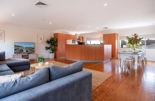 Kiama Heights House | Ocean Hill Oasis-Spacious home