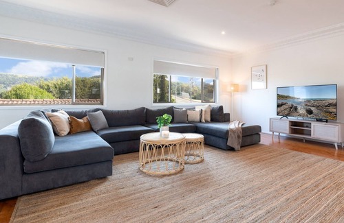 Kiama Heights House | Ocean Hill Oasis-Spacious home