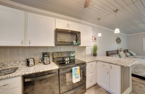 Ocean Isle Beach Apartment | Ocean Isle Beach Studio w/Patio - 1 Mi to Pier!