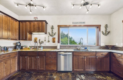 Shelter Cove House | Ocean's Overlook- Panoramic Ocean Views, Cozy and Comfortable