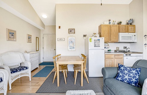 Bethany Beach Condo | Ocean Side of Coastal Hwy efficiency condo w/kitchenette and central AC