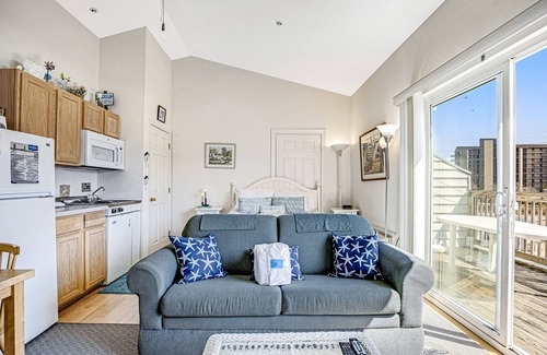 Bethany Beach Condo | Ocean Side of Coastal Hwy efficiency condo w/kitchenette and central AC