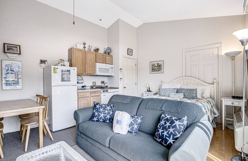 Bethany Beach Condo | Ocean Side of Coastal Hwy efficiency condo w/kitchenette and central AC