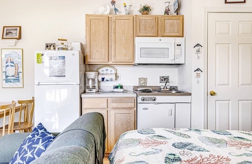 Bethany Beach Condo | Ocean Side of Coastal Hwy efficiency condo w/kitchenette and central AC