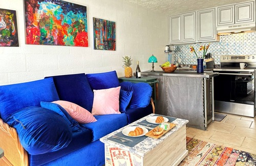 Makaha Apartment | Ocean Sunset Retreat on West Oahu w/artist studio. 5 minutes to the pure ocean!