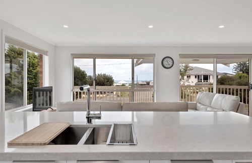 Goolwa Beach House | Ocean View 12 Corcoran Ave Goolwa Beach - BYO Linen
