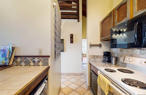 Maunaloa Condo | Ocean View, 2nd-Floor Molokai Condo/Lanai, Shared Hot Tub/Pool - Walk to Beach