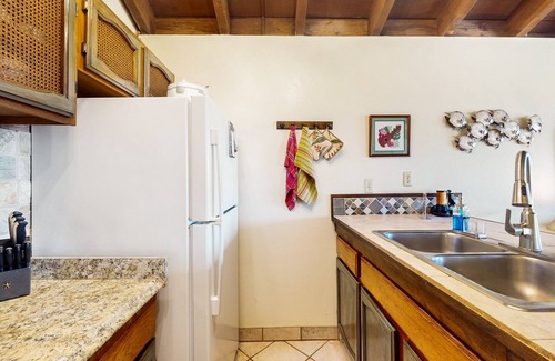 Maunaloa Condo | Ocean View, 2nd-Floor Molokai Condo/Lanai, Shared Hot Tub/Pool - Walk to Beach