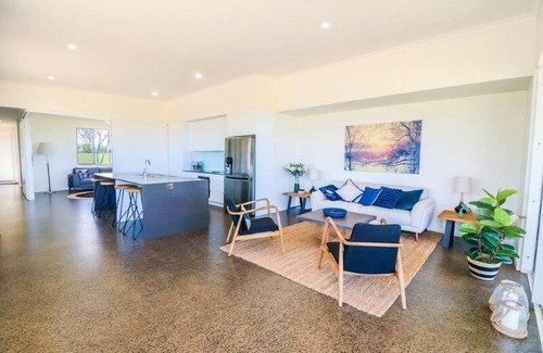 Rules Beach House | Ocean View Absolute Beachfront 2 Bedroom Home - Ocean View Absolute Beachfront Home