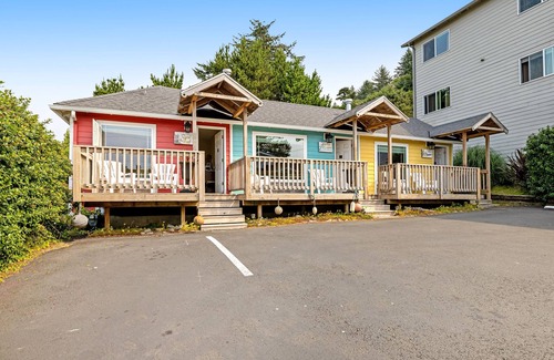Depoe Bay Cabin | Ocean-view cabin with deck & beach access - dog-friendly