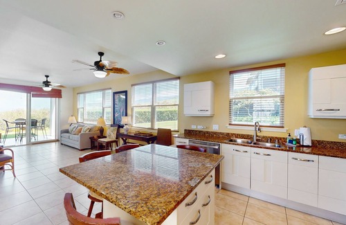 Kahaluu Bay Condo | Ocean-view condo with lanai, shared pool, hot tub, fitness center & bbq area
