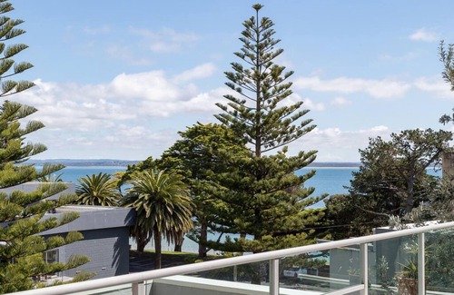 Cowes Apartment | Ocean View Penthouse by Ready Set Stay- Coastal Amazing Views & WIFI