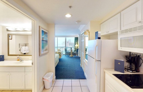 Ortona Park Apartment | Ocean-view studio - prime location on the beach