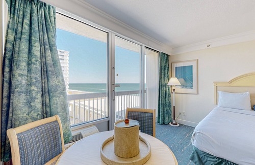 Ortona Park Hotel | Ocean-view studio with kitchenette plus gym & fast WiFi