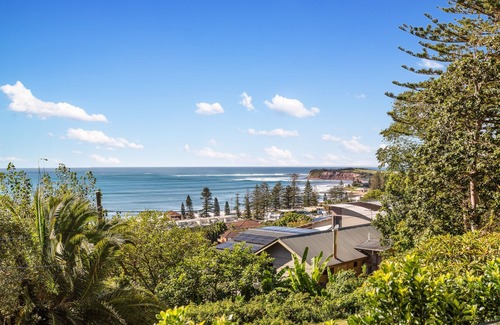 Collaroy Beach Apartment | Ocean Views, Deck and Parking at Beach Apartment