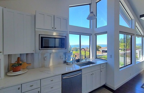 Boulevard Bluffs House | Ocean Views +EZ Ferry to San Juan Islands