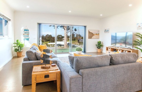 Mallacoota House | Ocean Views pet Friendly