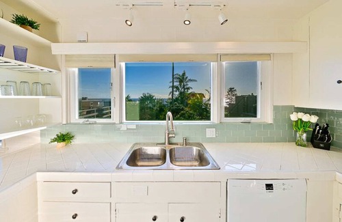 Cardiff-by-the-Sea House | Ocean Views! Walk to the Beach with King Suite