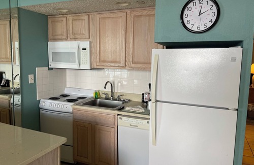 Virginia Beach Condo | Oceanfront 1-bedroom condo in Virginia Beach with Kitchen, Balcony, Pool, WiFi