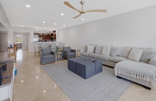 Rock Harbor Condo | Oceanfront 3BR/2.5BA Mariner's Club Villa 324 with Oasis Pool, Marina, Game Room & More