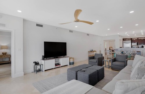Rock Harbor Condo | Oceanfront 3BR/2.5BA Mariner's Club Villa 324 with Oasis Pool, Marina, Game Room & More