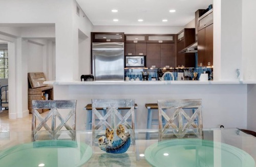 Rock Harbor Condo | Oceanfront 3BR/2.5BA Mariner's Club Villa 324 with Oasis Pool, Marina, Game Room & More