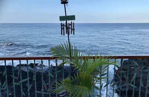 Kahaluu Bay House | Oceanfront, 5 STAR, Home 3 BR/3 BA, wonderful lanai and Jacuzzi -Sleeps 8
