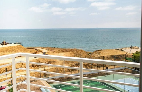 Playas Apartment | Oceanfront apartment, swimming pool, automatic check-in
