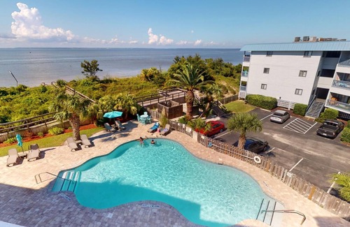 Tybee Island Condo | Oceanfront condo w. community pool + beach access.
